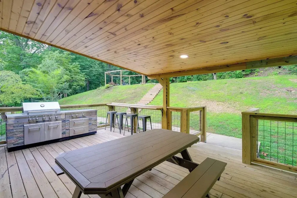 Hot Tub + Game Room: Seiverville Group Getaway