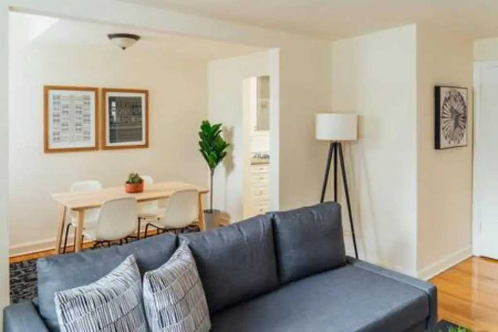 Cozy, Stylish 2BR Apt near O'Hare Int'l Airport
