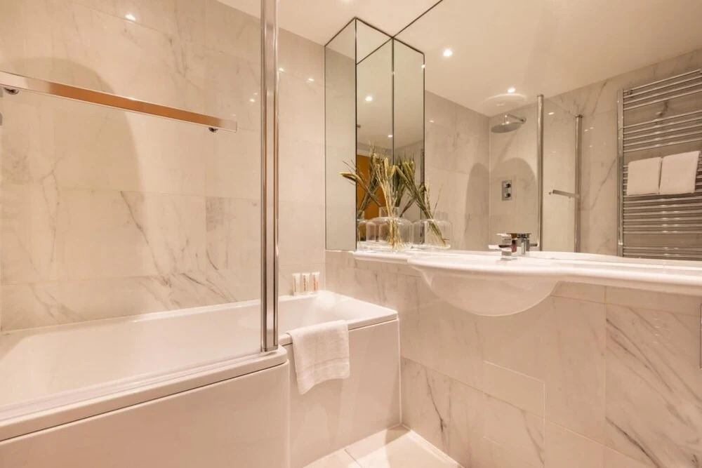 The Crystal Quarters - Modern Bright 2bdr Apartment