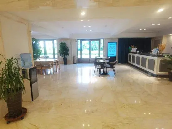Dalian Yimao Center Hotel (Gaoxin Wanda Plaza Qixianling Forest Park)