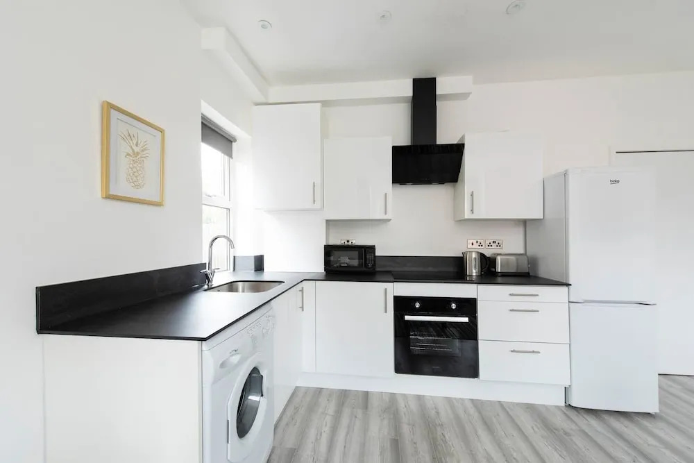 Modern Sleeps 5 - 1BR Home in Manchester