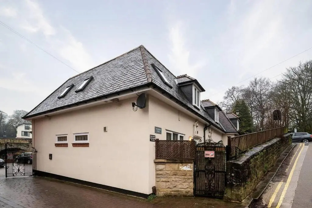 Stunning 2-bed Riverside Luxury Home with Free Parking for Small Car