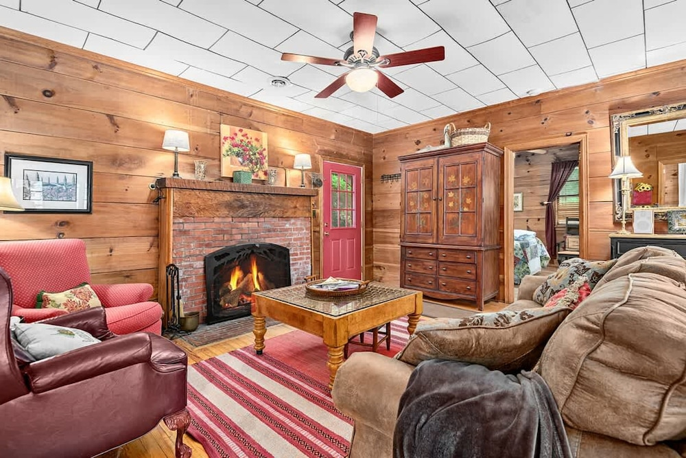 Lakeside 4BR Mountain Views Firepit Game Room
