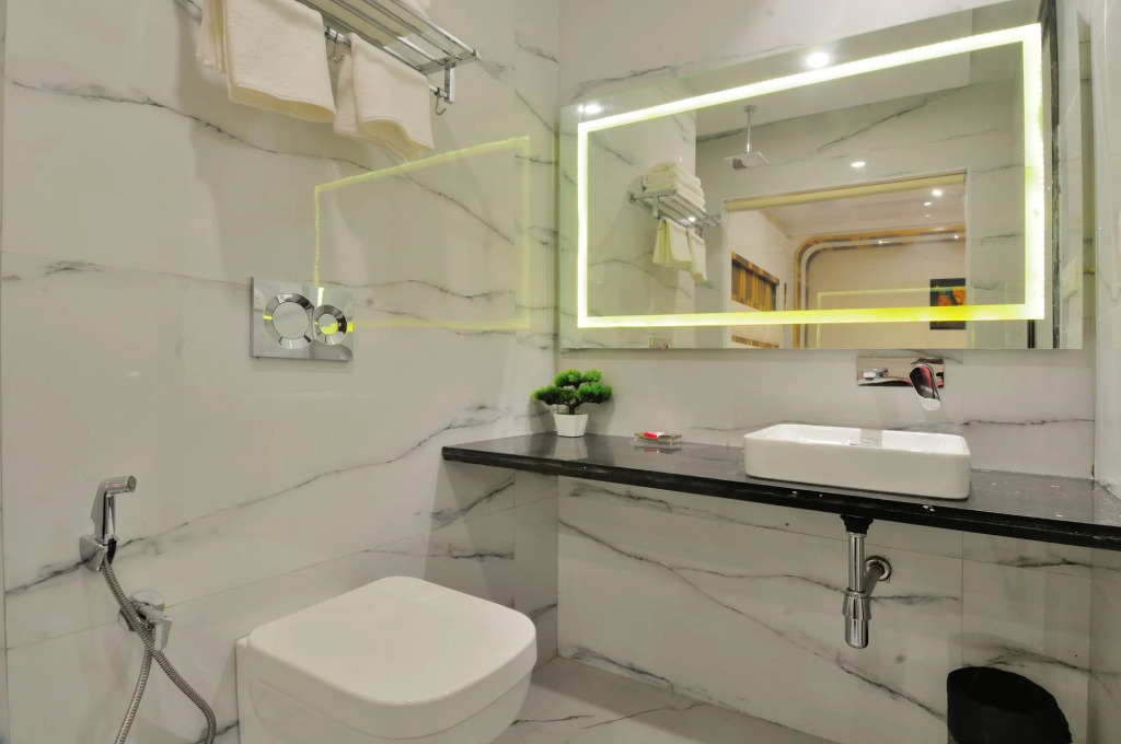 The Gold Regency - 02 Mins from New Delhi Railway Station