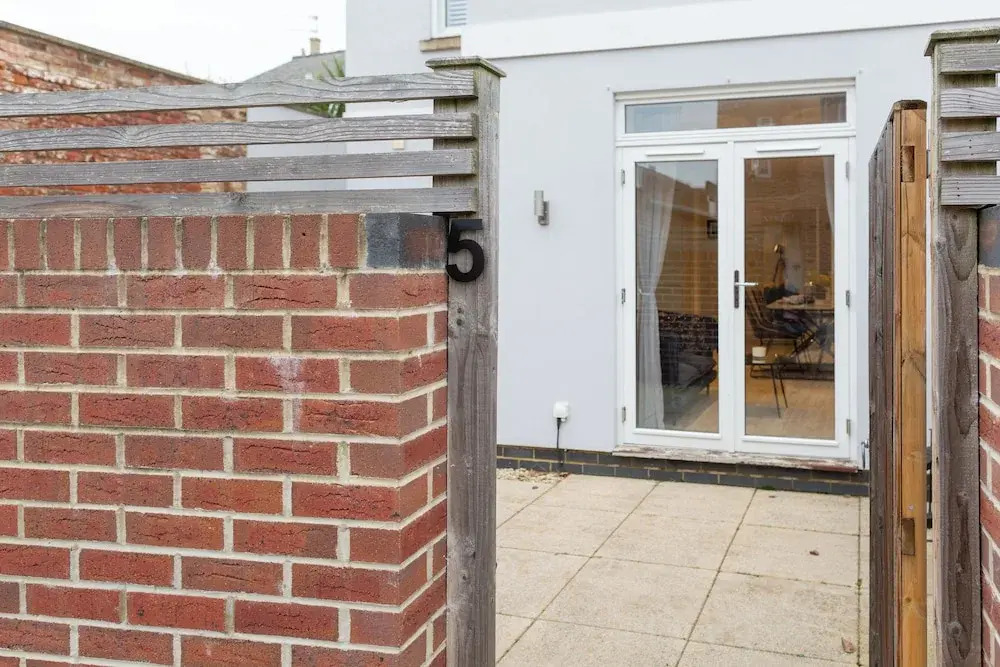 Stunning 2 BD with Patio & Free Parking