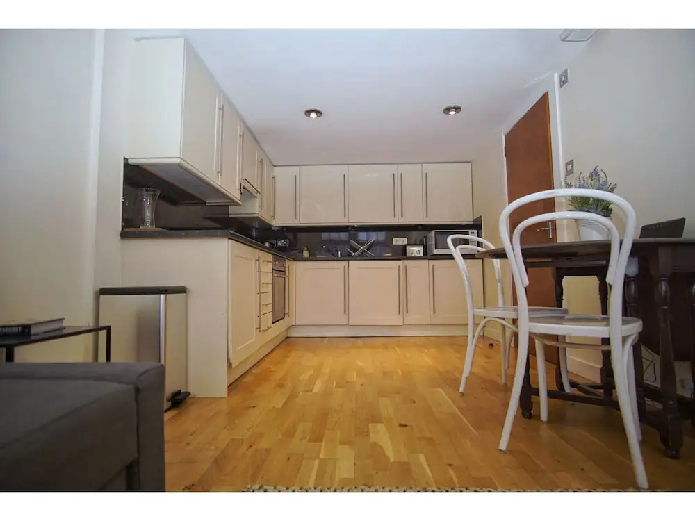Bright, Spacious Old Town Flat for 6