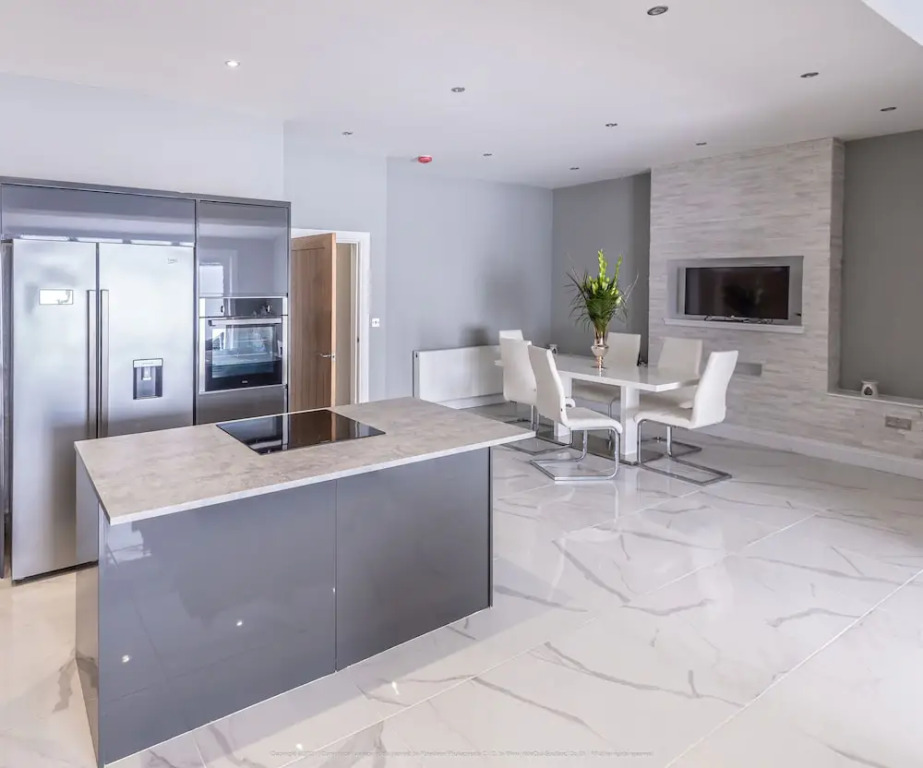 4 Bed-Sleeps 8- Free Parking-Pets-Hot Tub