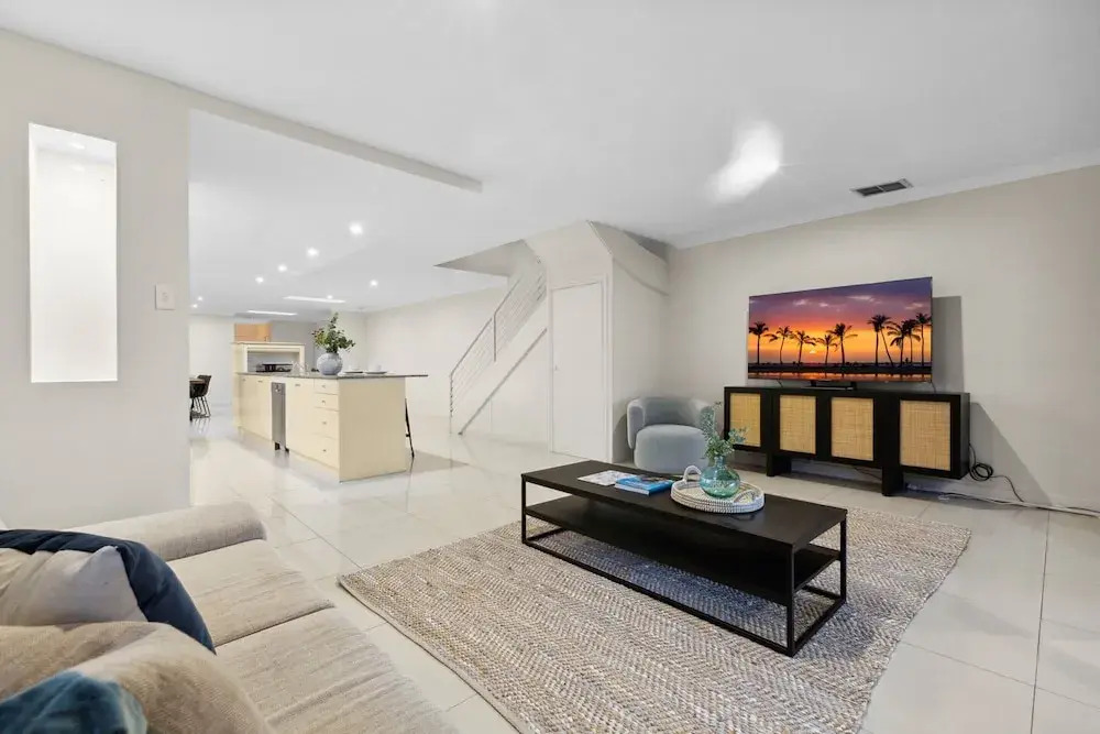 Modern 3-bed With Pool & Water Views by Beach