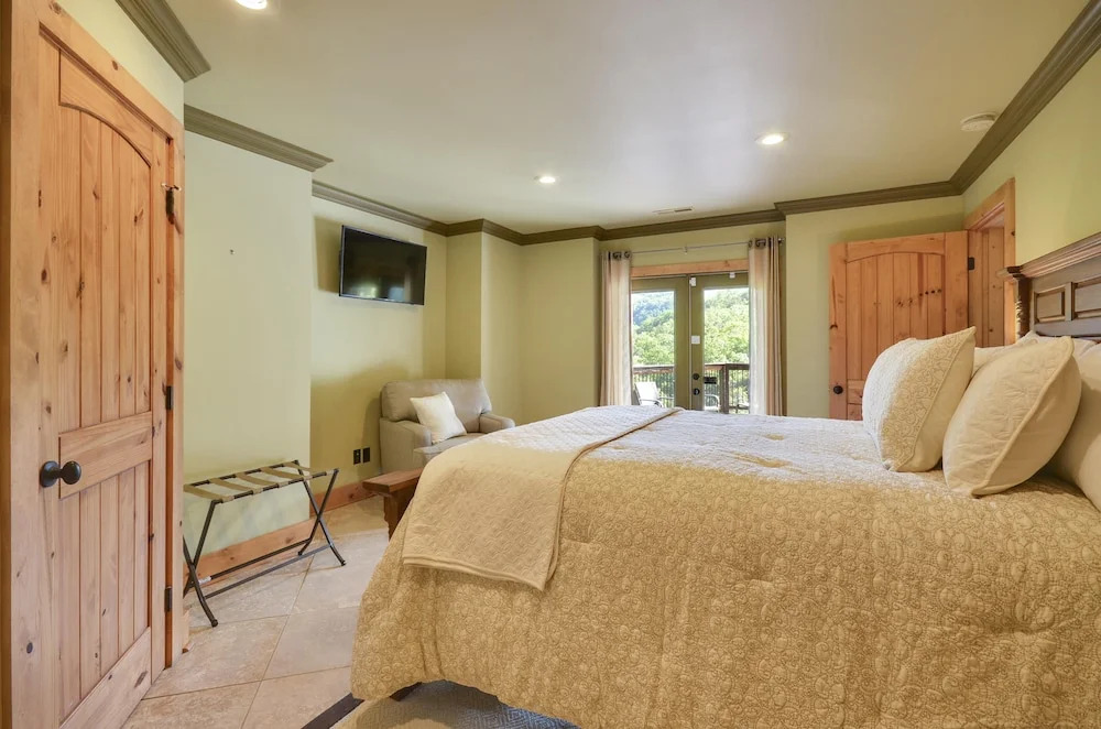 Mossy Brook - 6 Br home by RedAwning