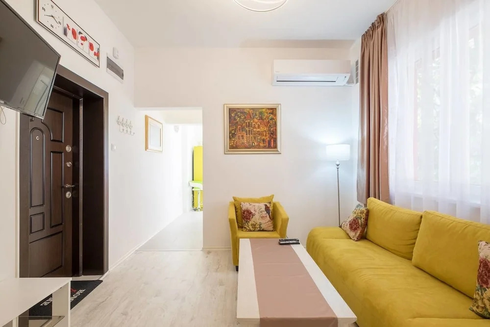 POP UP - Colourful One Bedroom Flat - TOP CENTER