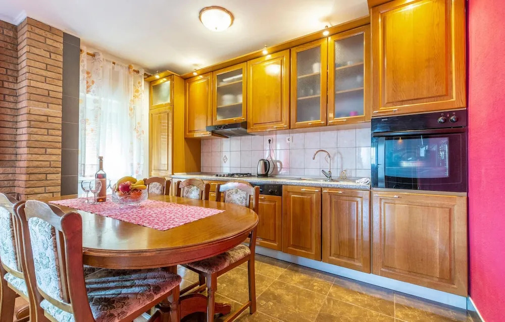Nice Apartment in Duce With 2 Bedrooms and Wifi