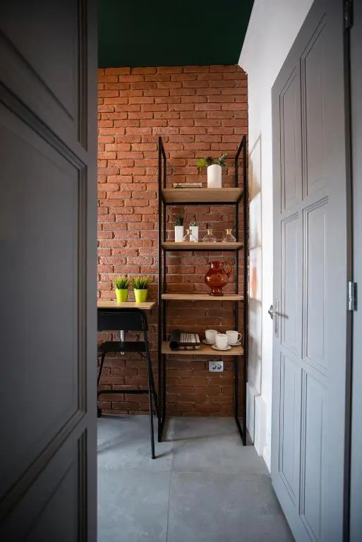 Old Town Courtyard Apartment with private parking