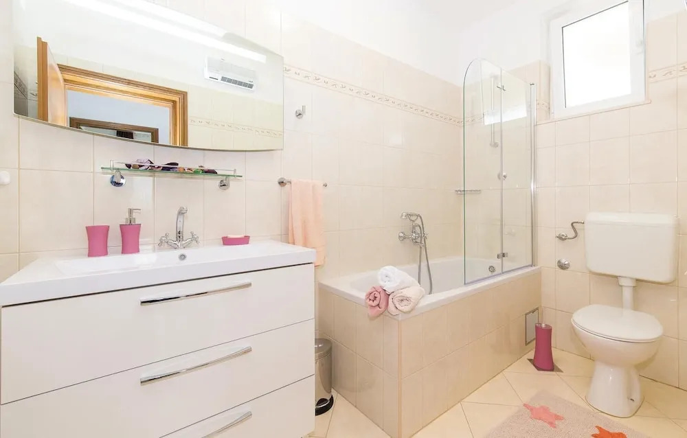 Three-Bedroom Holiday Home In Kastel Stafilic