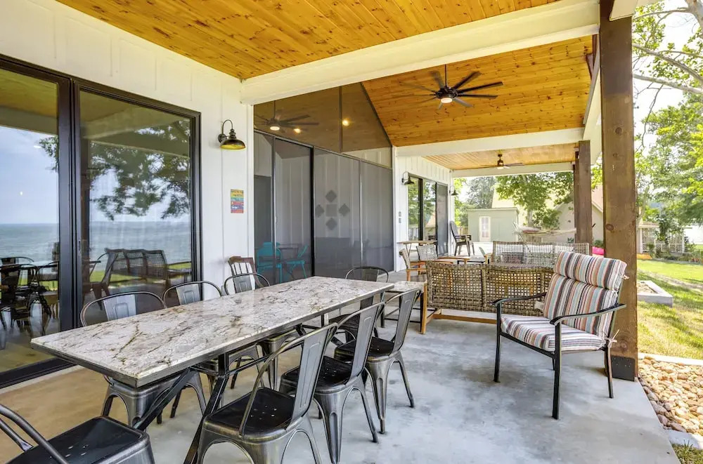 Lakefront Onalaska Home w/ Screened-in Porch!