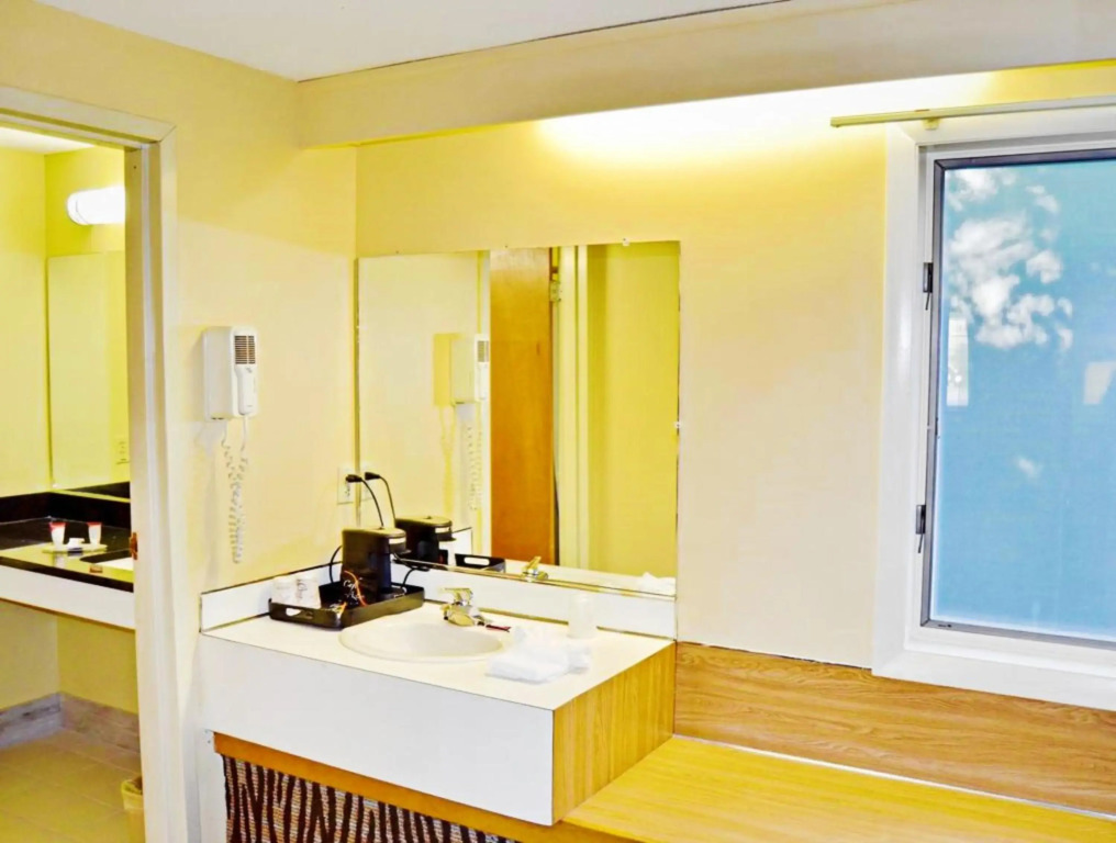Flagship Inn & Suites