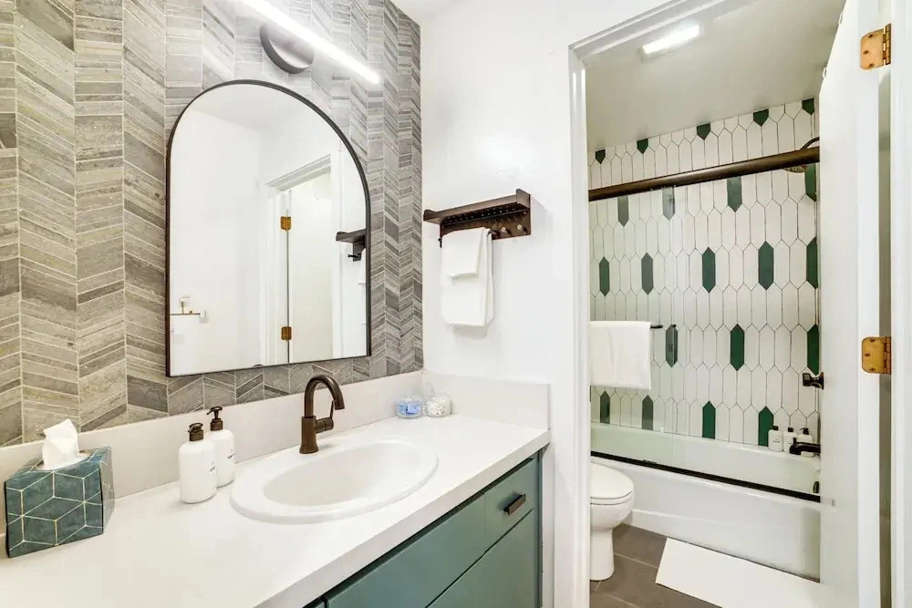 2 Mi to Eagle Lodge! Multi-level Haven w/ Hot Tub