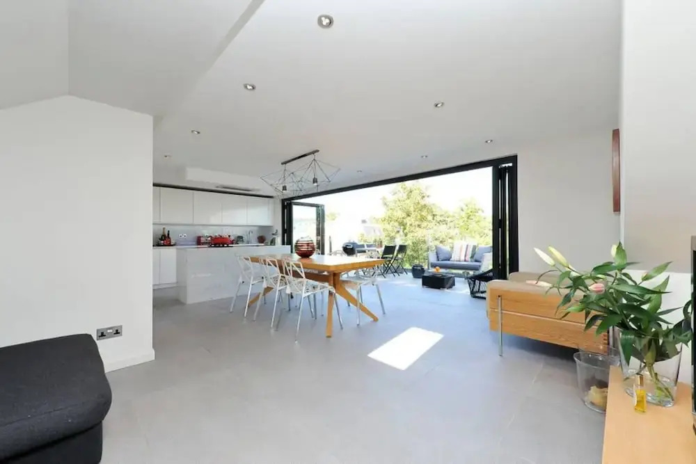 Newly Renovated 3 Bedroom Flat with Terrace