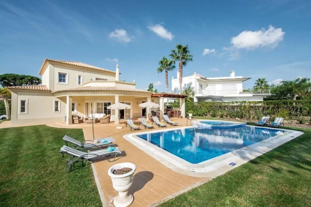 Villa Palm Golfe, fantastic house on Vila Sol course, kids pool, aircon