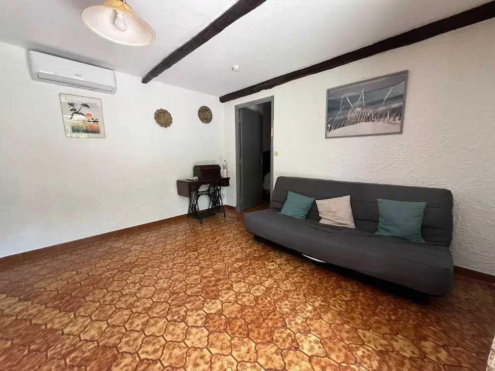 Small Holiday Home With Private Terrace and Shared Garden, Cagnes-sur-mer