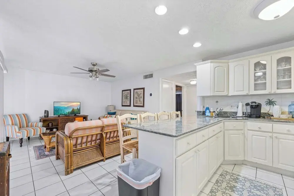 The Diplomat- 2 Bed Condo-3 Minute Walk to Beach!