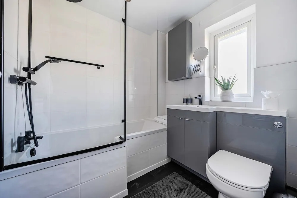Stylish 2BR Apartment Near MCR Airport
