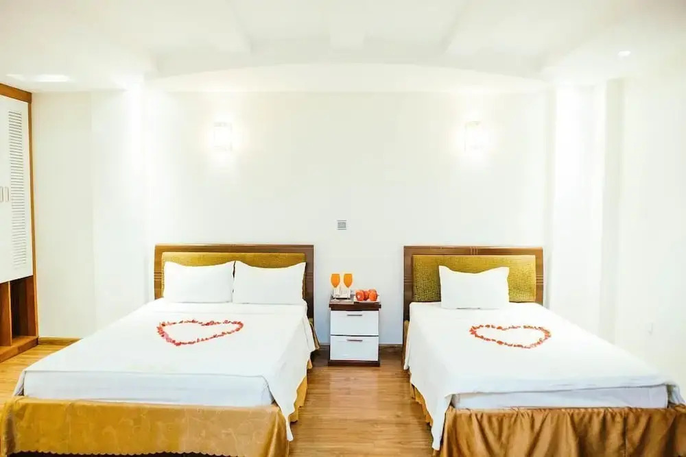Hoàng Gia Hotel -150 Nghi Tàm HN - by BAY LUXURY