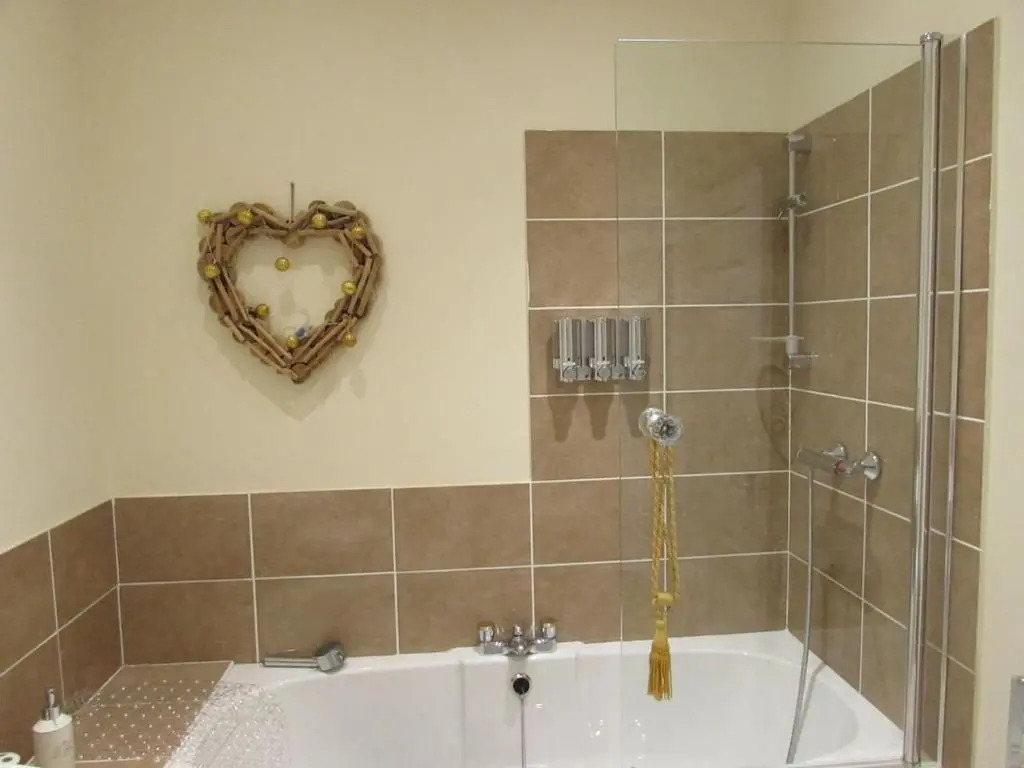 Apartment 5 - two bedroom luxury apartment close to town, mainline rail & theatre stylish and comfortable
