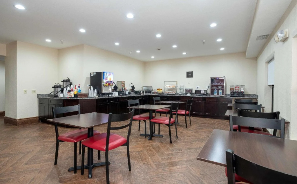 Econo Lodge Inn & Suites