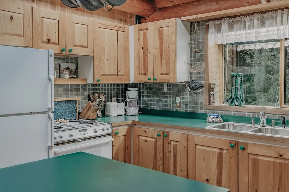 11sl - Wi-fi - No Pets Log Cabin - Sleeps 7 2 Bedroom Cabin by Redawning