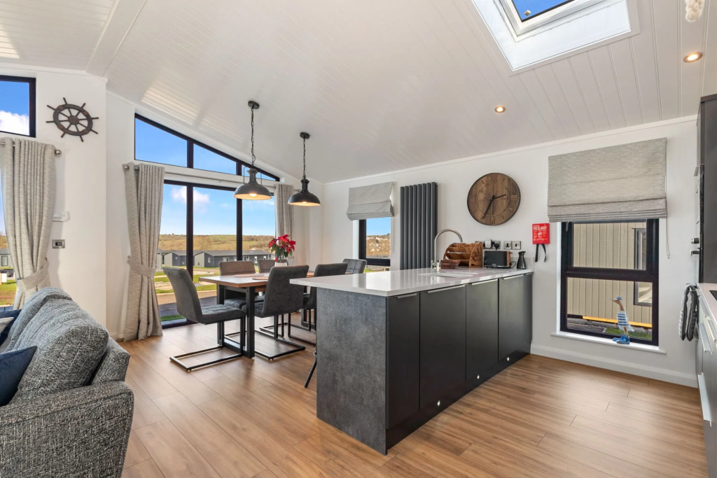 Hiraeth - Luxury Lodge with Hot Tub, Close to Beach
