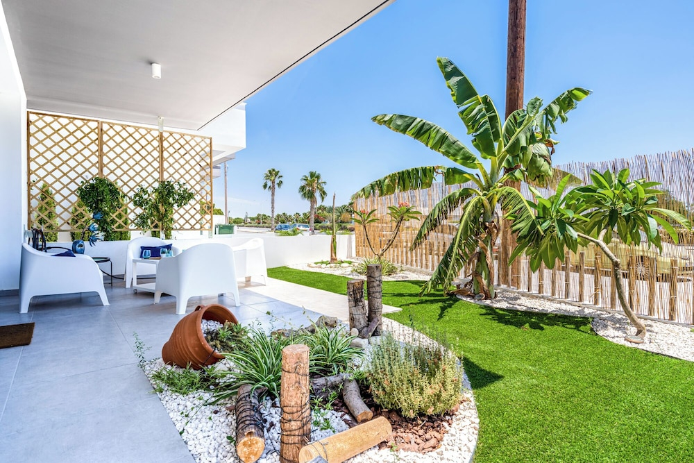 Lemon Tree 1-BR Apt & Pool in Livadia