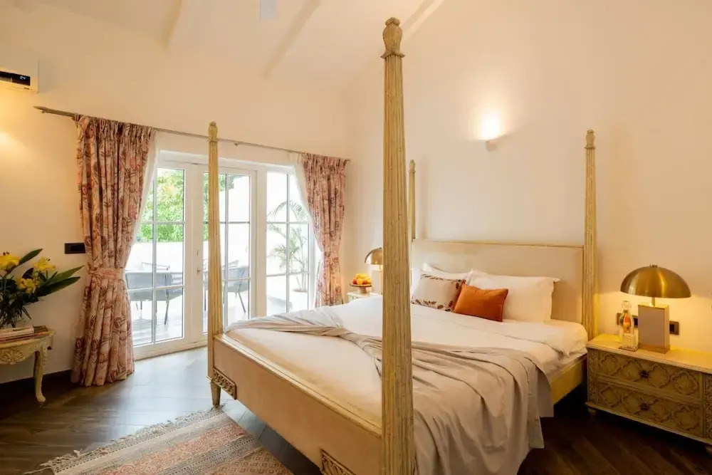 Villa Bauhinia - 5bhk With Pool 10 Mins to Beach