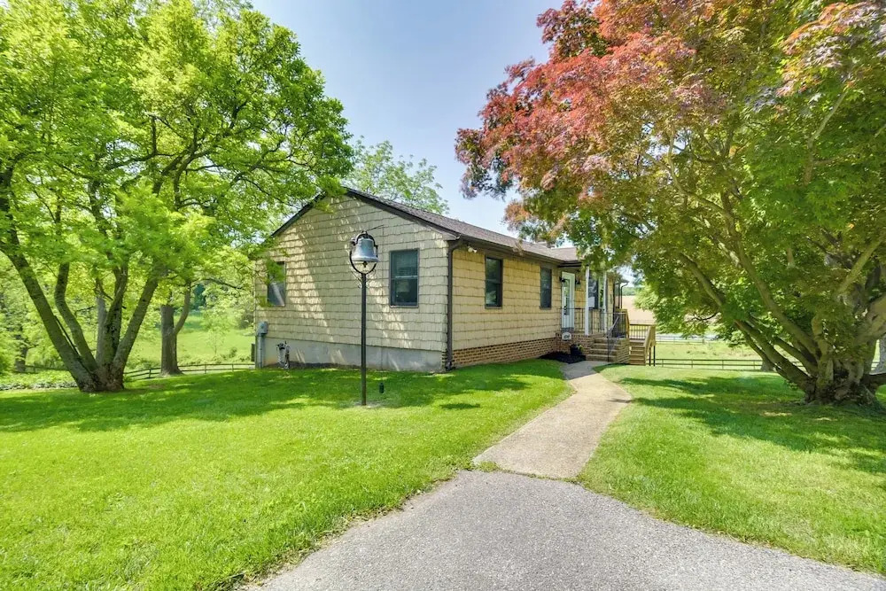 2 Mi to Wineries: Calm Cottage on 90 Acres w/ Barn
