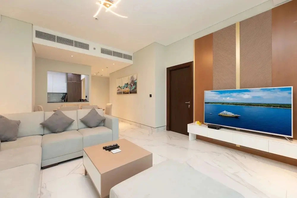 Stunning Corner Suite Canal View