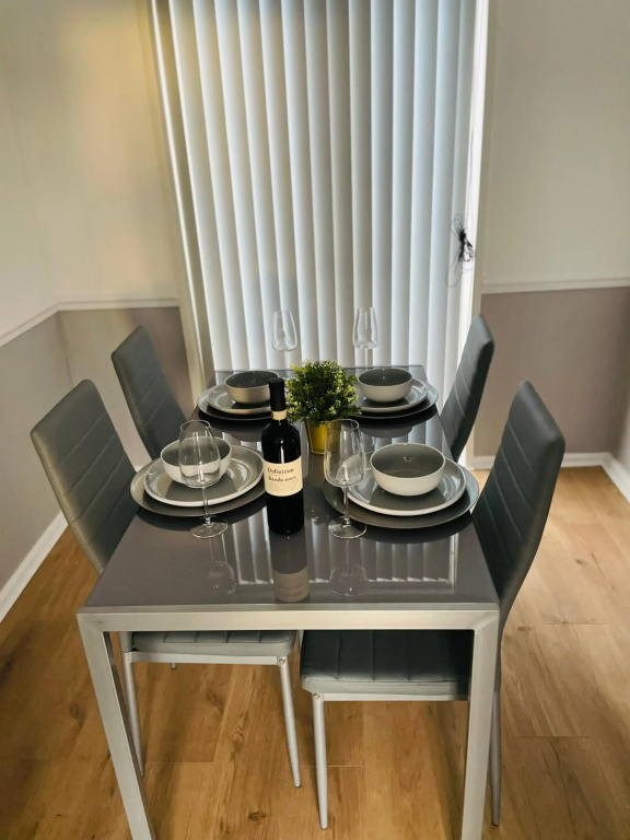 Lovely Modern 3 Bedroom Home with Private Garden & Large Driveway Fits 2 Vans Ideal for Contractors NHS & Long Term Stays Easy Access to M6, Walsall & City Centre
