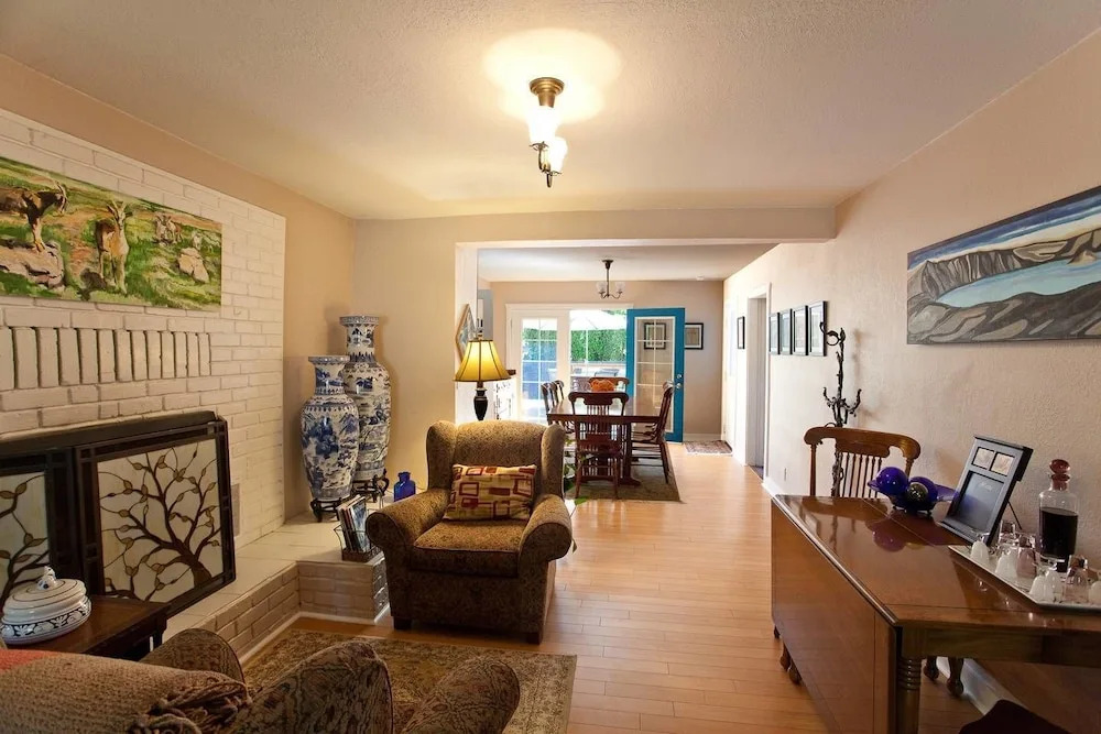Blue Moon House & Cottage ~ Just 5 Blocks From OSF
