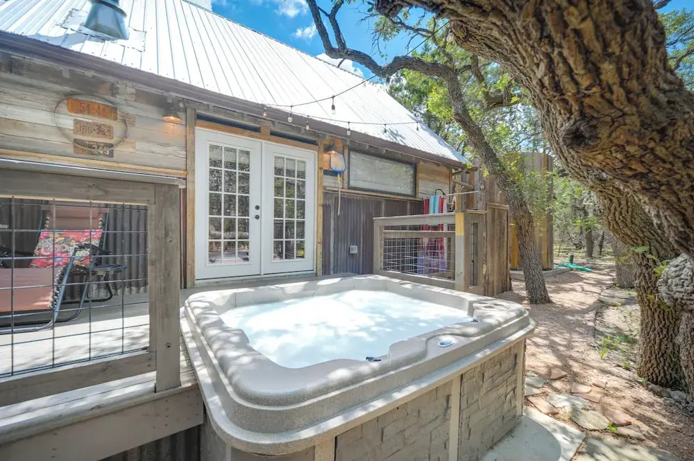 'horse Thief Inn' Cabin Retreat w/ Deck & Hot Tub!