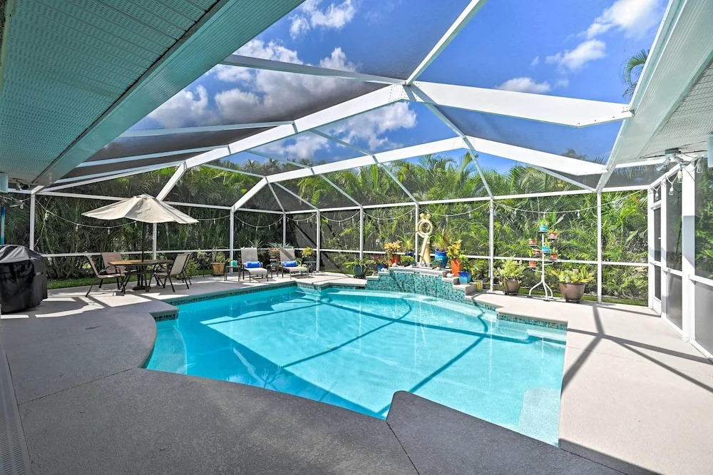 1 Mi to Dtwn: Sun-soaked Cape Coral Getaway!