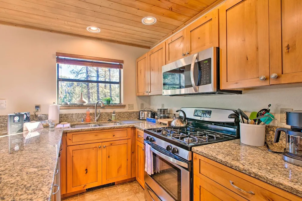 Family Cabin w/ Hot Tub: 1 Mi to Angel Fire Resort