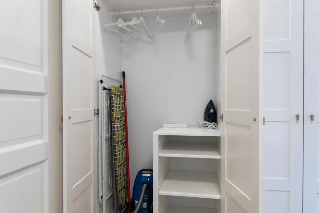 New 1BR in superb location. Free parking & WIFI