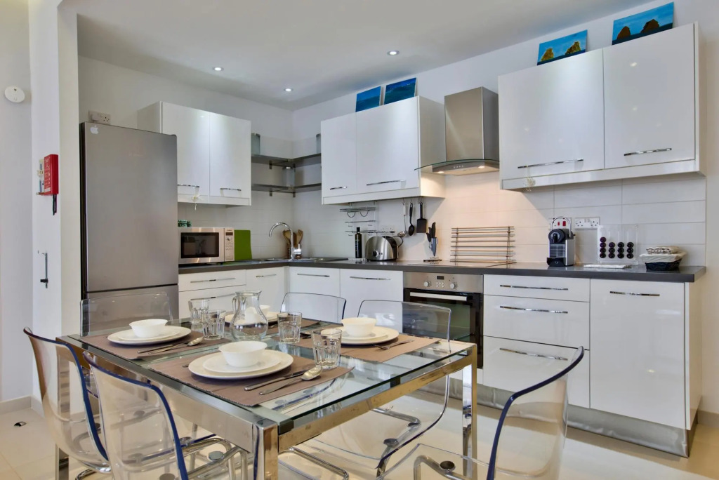 Raphaels - 2 Bedroom Apartment by Solea Holiday Homes