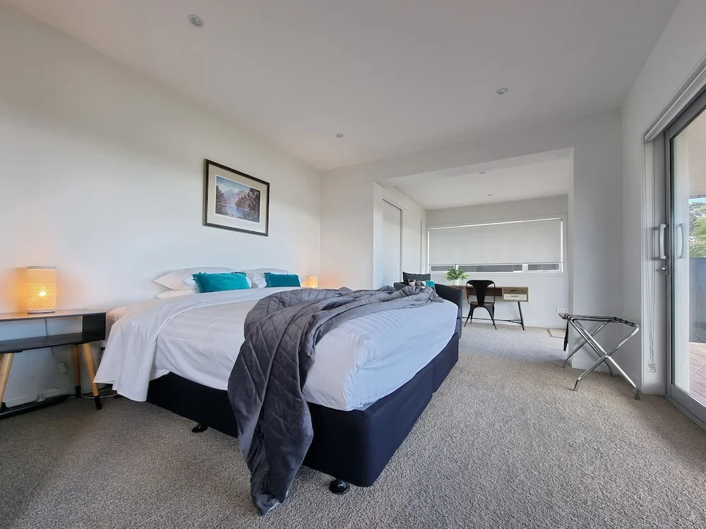 Fabulous Milford 1BR With Views & SkyTV