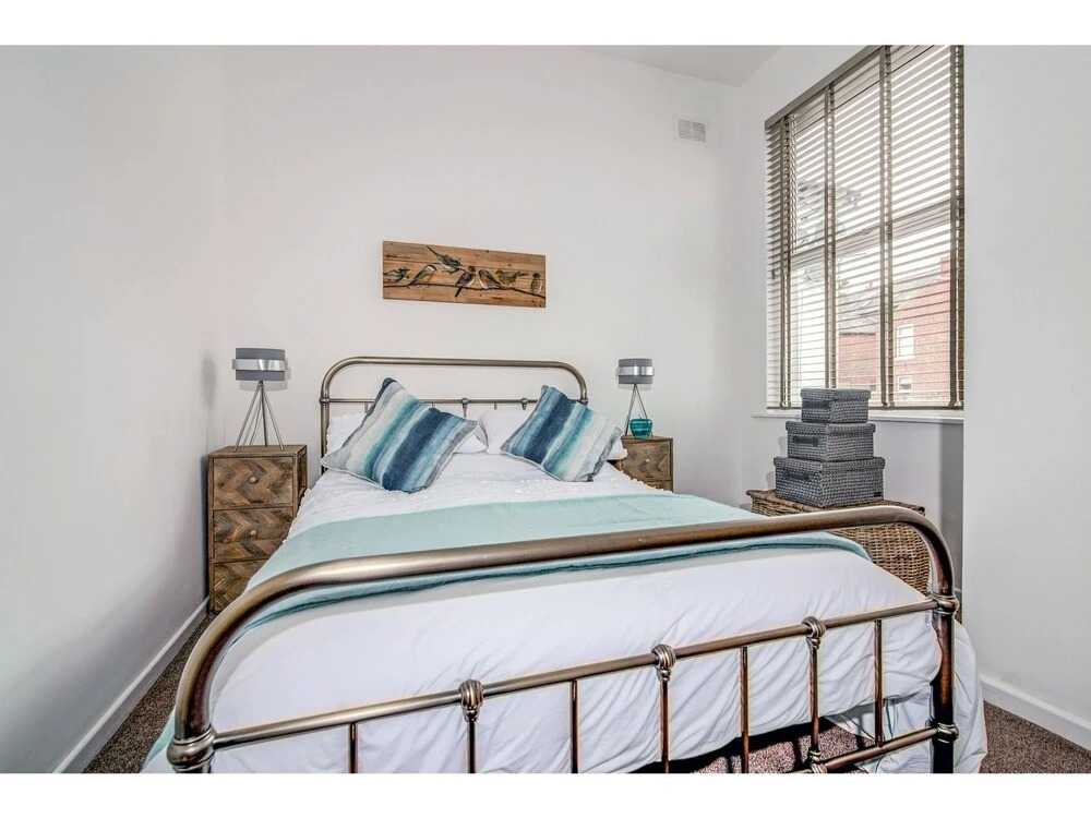 Fantastically Modern, Clean 1 Bedroom Flat for 4