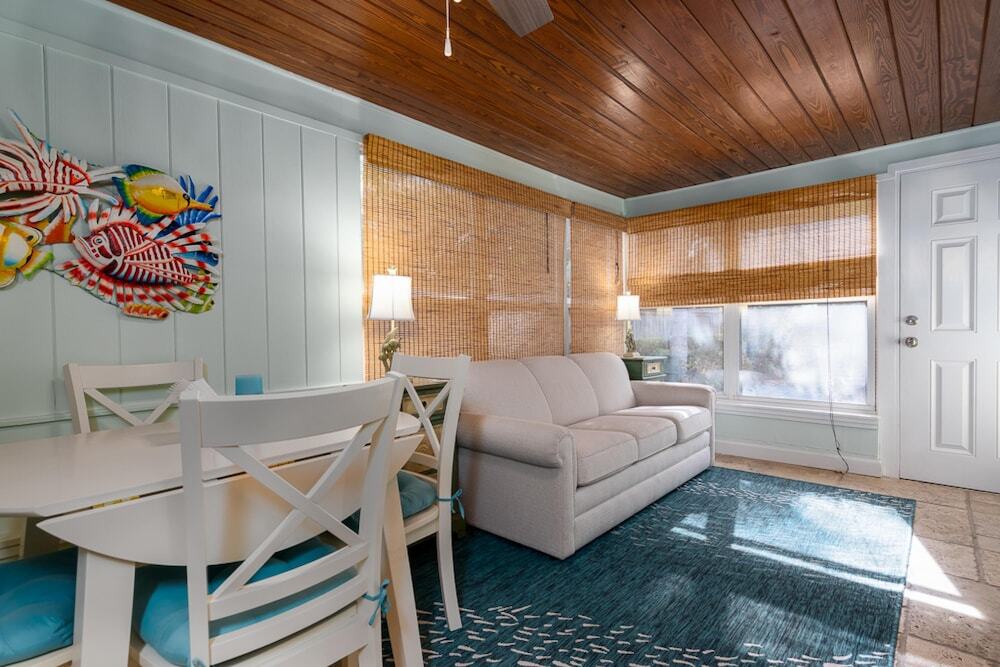 Turtle s Nest Pool Home Hot Tub Walking Distance to the Beach - 821 E 11th