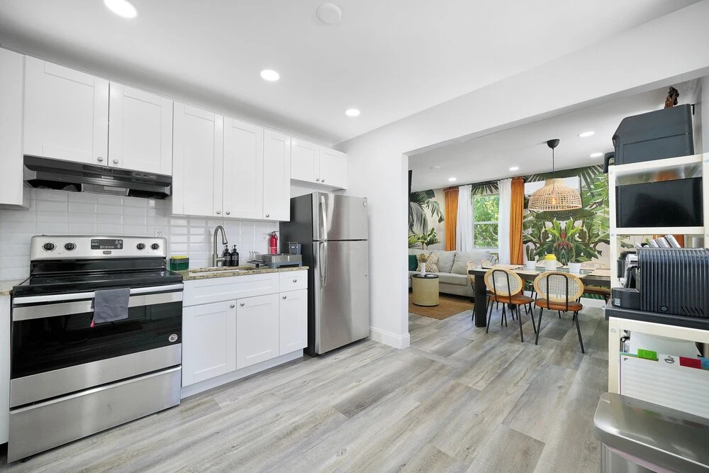 4 to 14 Guests, 2 Kitchens, Jungle Retreat BBQ Patio