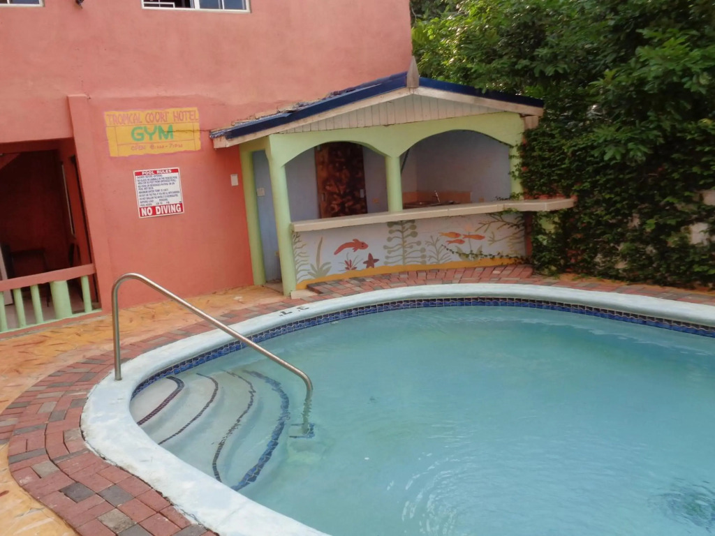 Tropical Court Hotel