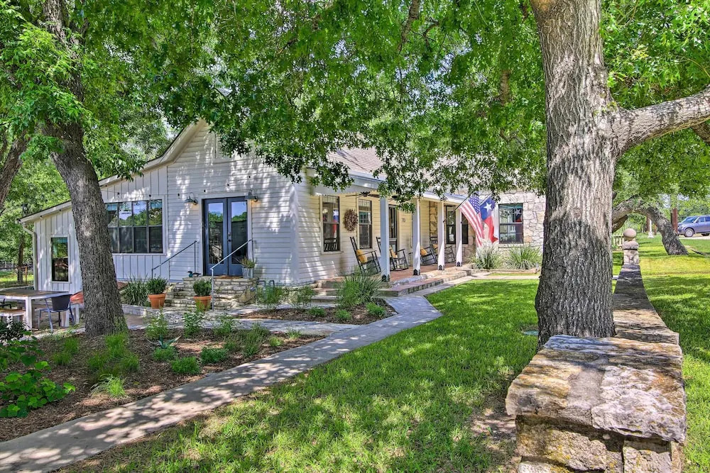 Beautiful Hill Country Cottage - Walk to Downtown!