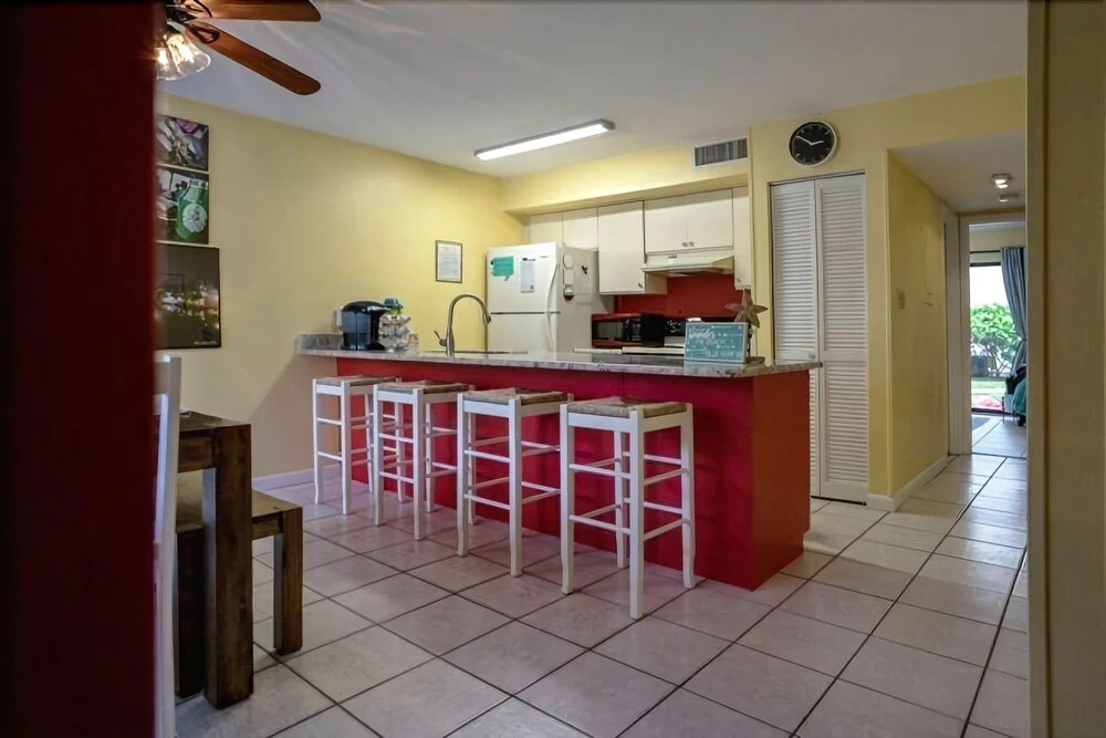 Blue Surf 18 - 2 Br townhouse by RedAwning