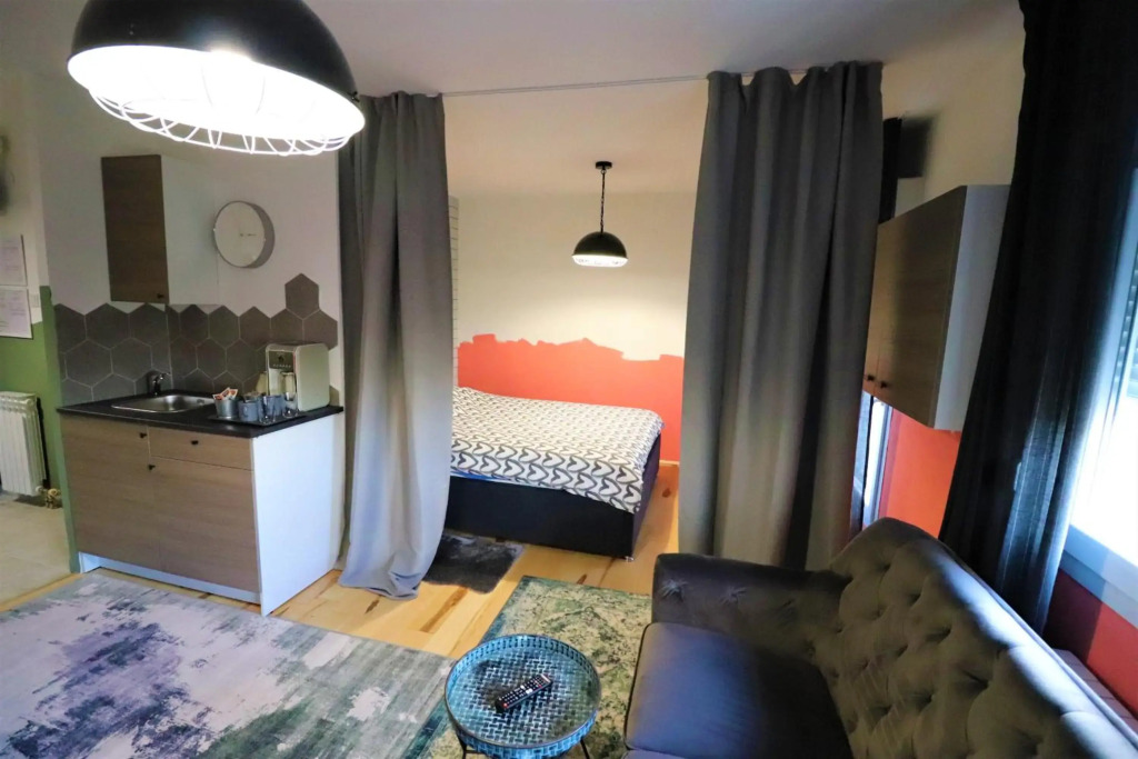 Room Emma,between bus and train station,Netflix,speed Wi-Fi