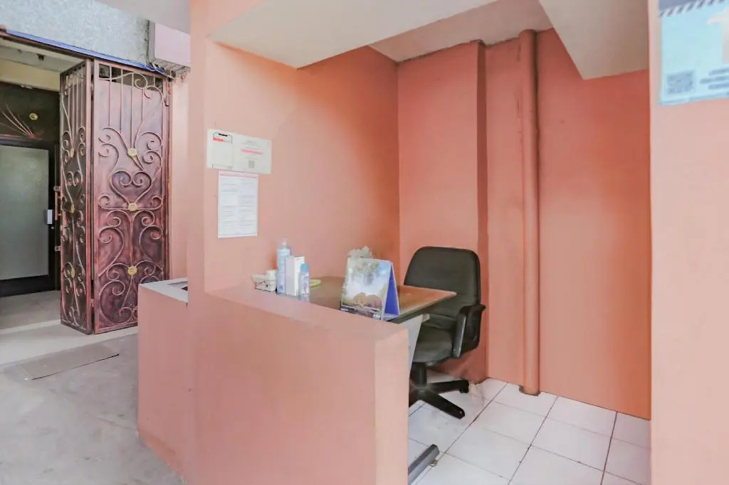 RedDoorz Syariah near Stasiun Karet
